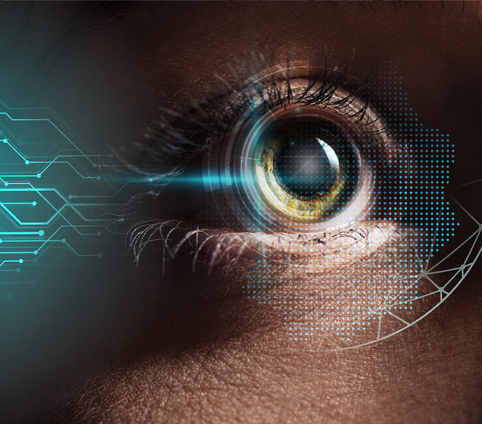 Primer plano de un ojo humano con elementos digitales y biométricos representando la visión artificial y el reconocimiento inteligente.