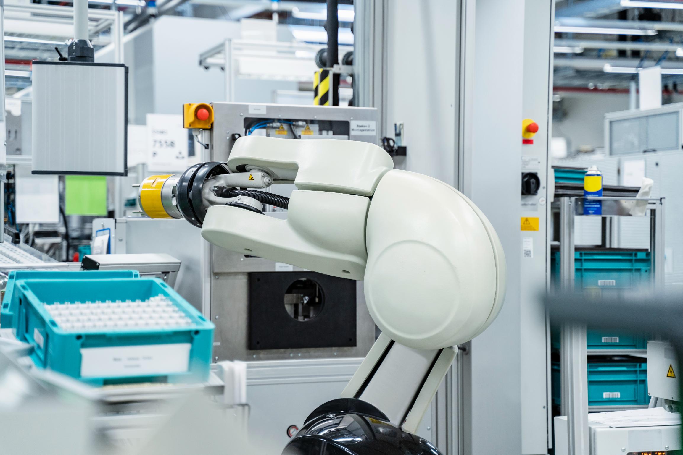 arm-of-assembly-robot-functioning-inside-modern-fa-2026-01-05-00-42-29-utc Brazo robótico automatizado operando en línea de producción farmacéutica con sistemas de control y manipulación industrial.